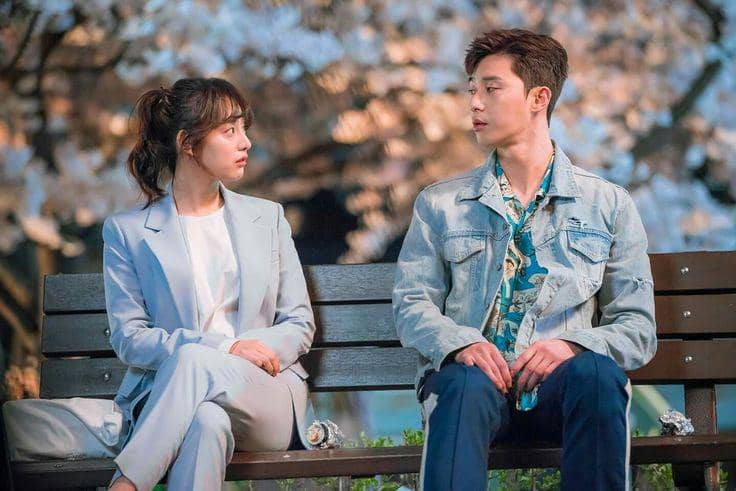 Kim Ji Won dan Park Seo Joon dalam adegan drama Korea Fight for My Way yang didokumentasikan oleh KBS.