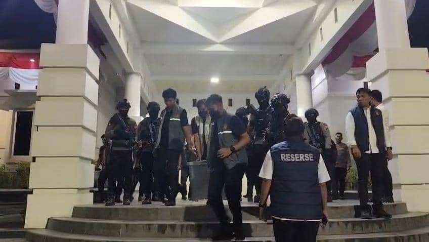 Penyidik gabungan dari Kortas Tipidkor bersama Unit Tipidkor Ditreskrimsus Polda Sulawesi Selatan dan Polresta Gowa menyita sejumlah dokumen