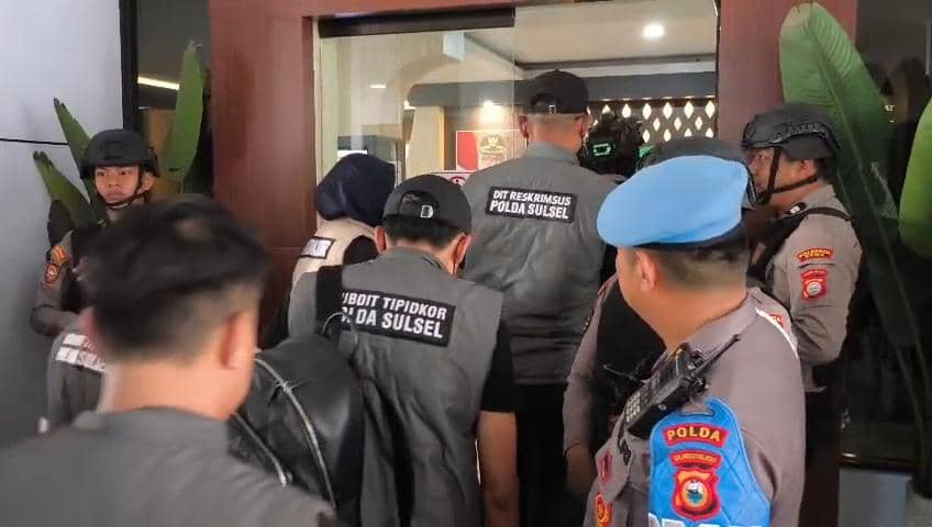 Penyidik gabungan dari Kortas Tipidkor bersama Unit Tipidkor Ditreskrimsus Polda Sulawesi Selatan dan Polresta Gowa menyita sejumlah dokumen