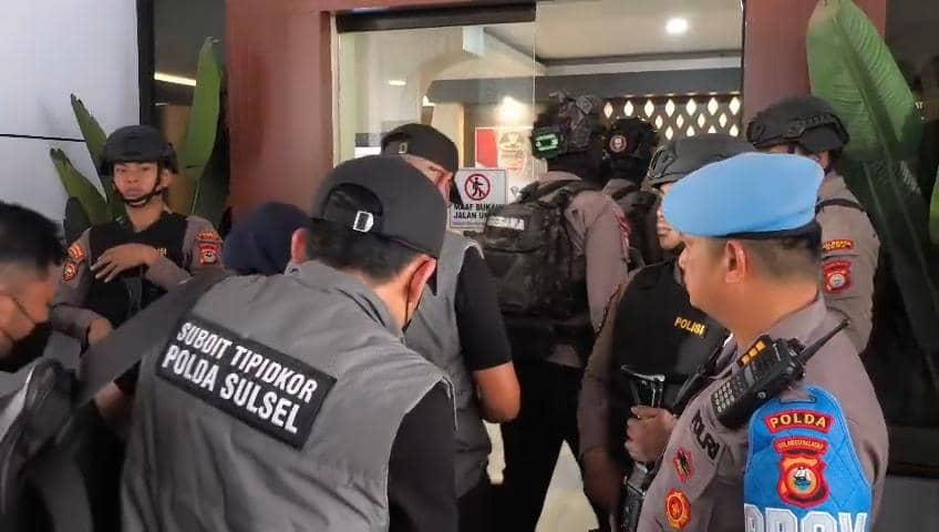 Penyidik gabungan dari Kortas Tipidkor bersama Unit Tipidkor Ditreskrimsus Polda Sulawesi Selatan dan Polresta Gowa menyita sejumlah dokumen
