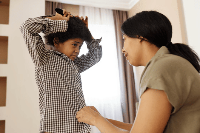 6 Strategi agar Anak Mau Berpakaian tanpa Drama