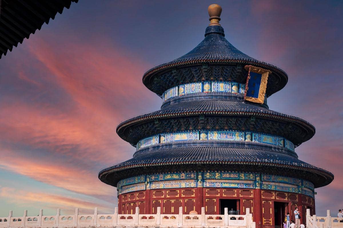 Potret Temple of Heaven dengan bangunan kuil tradisional beratap bundar di kawasan Beijing, Tiongkok.