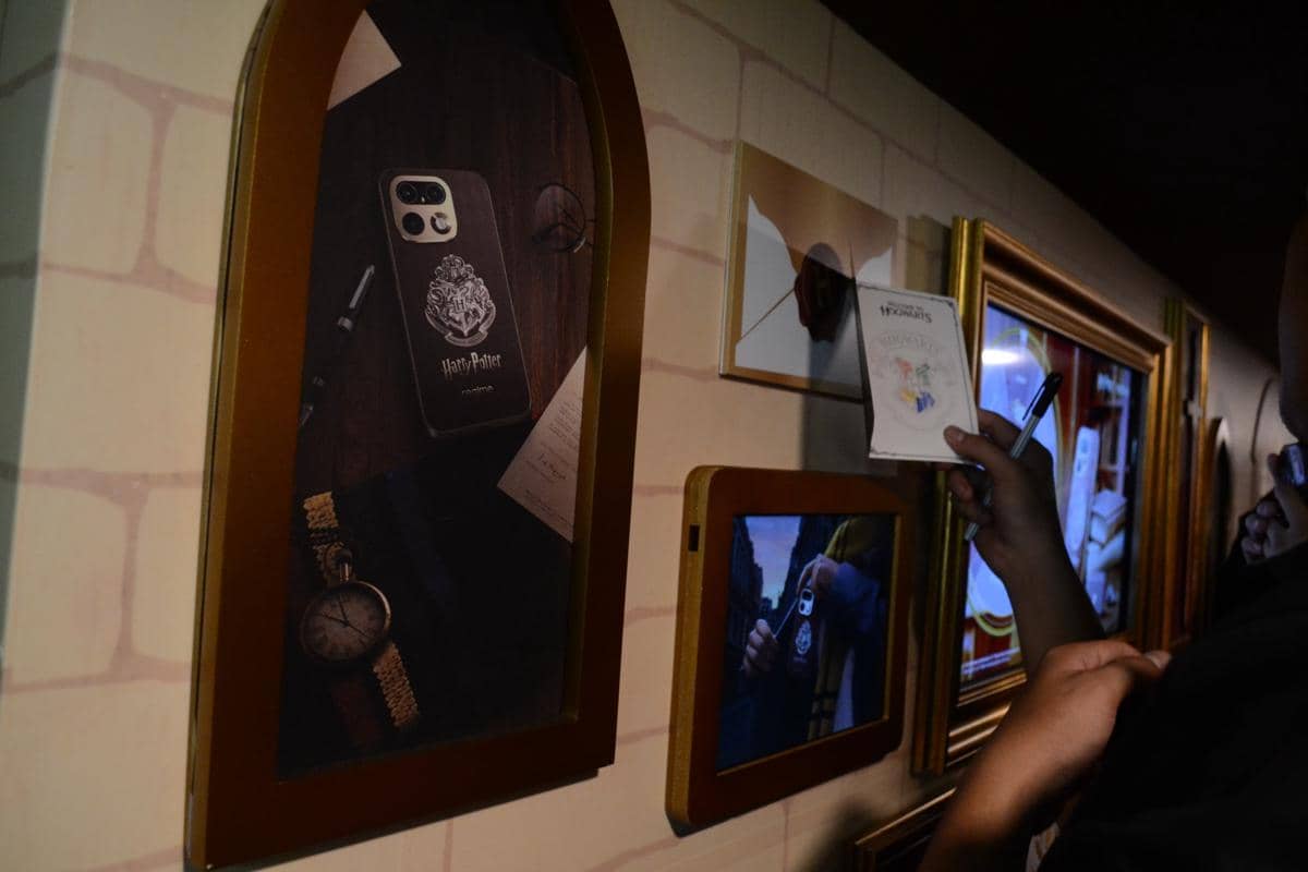 realme 16 Pro Harry Potter Edition Pop-Up Bus