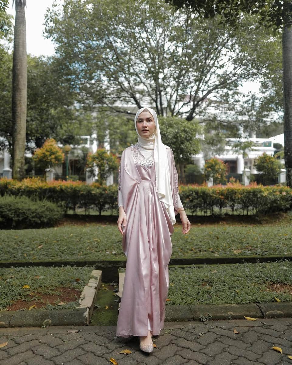 inspirasi OOTD hijab nuansa pink ala Dwi Handa
