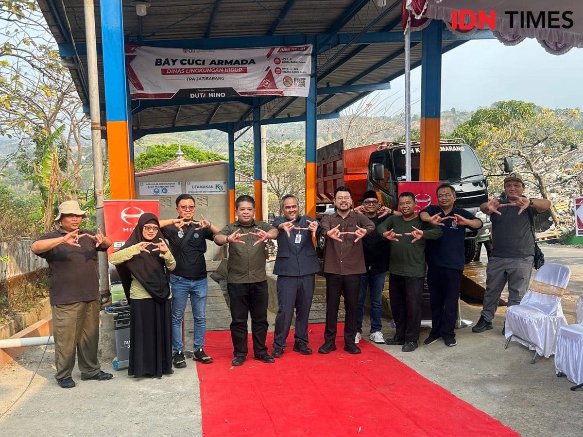 Duta Hino Perkuat Kebersihan Truk Sampah Semarang lewat Bay Cuci