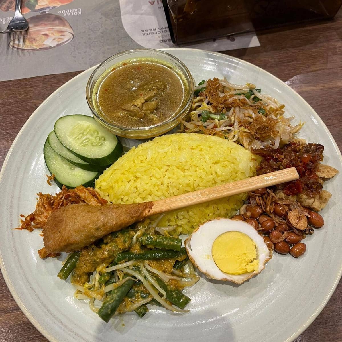 ilustrasi nasi kuning Bali