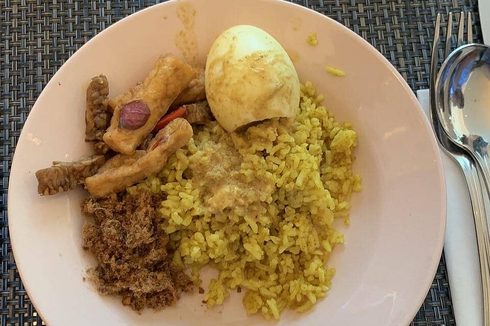 ilustrasi nasi kuning Makassar