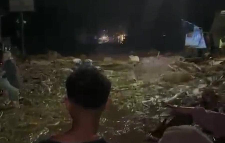 Banjir Bandang Berlumpur Terjang Pusat Pemerintahan Kabupaten Solok