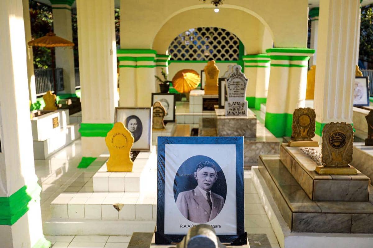 Jelang Hari Jadi Kota Bandung ke-216, Farhan Ziarah di Makam Leluhur