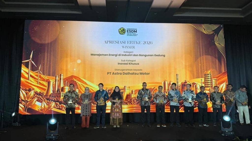 Perwakilan ADM menerima penghargaan PEEN 2026 dalam acara penganugerahan sebagai bentuk apresiasi perusahaan.