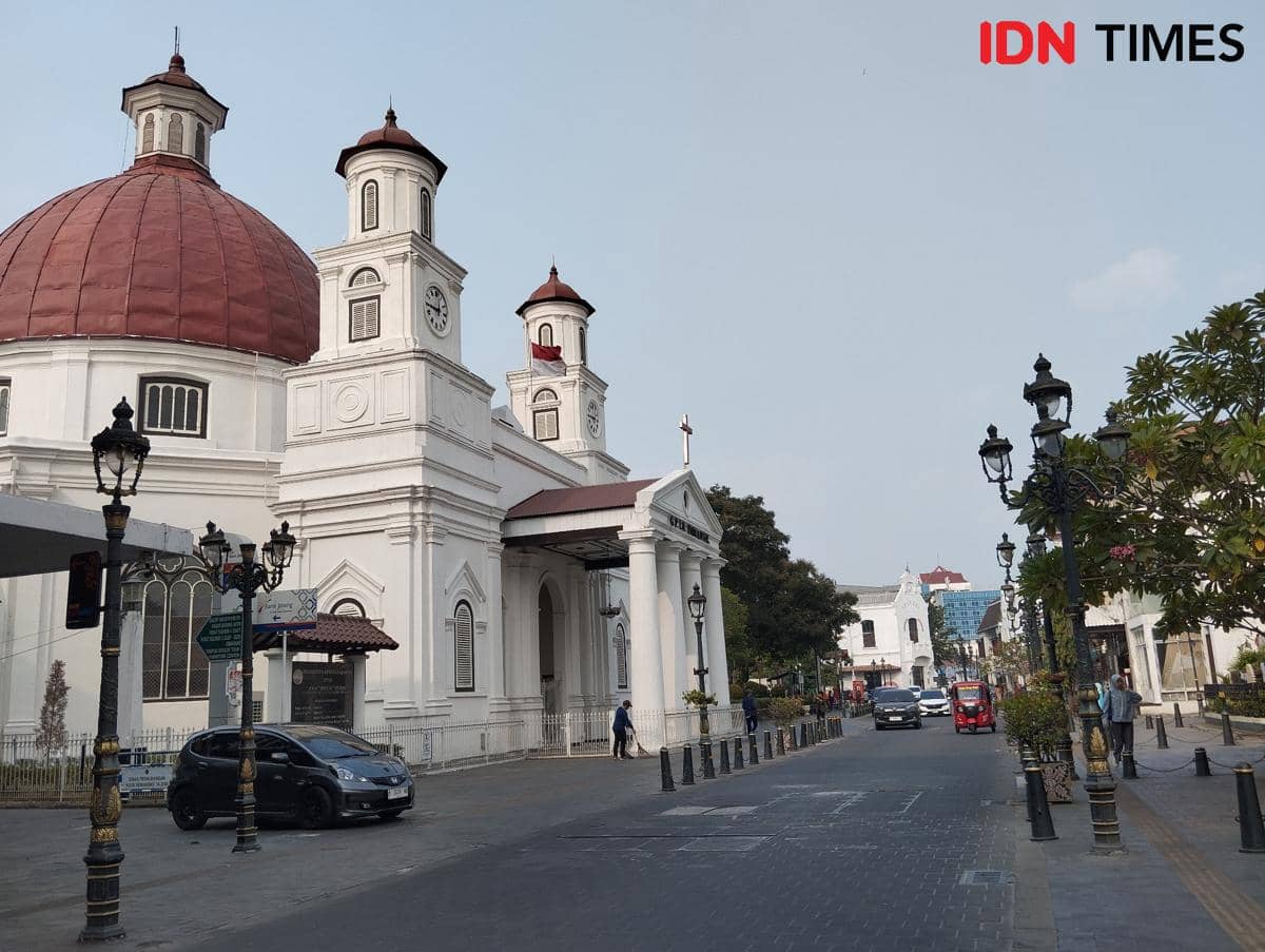 Lalu lintas di Gereja Blenduk Kawasan Kota Lama Semarang. (IDN Times/Dhana Kencana)