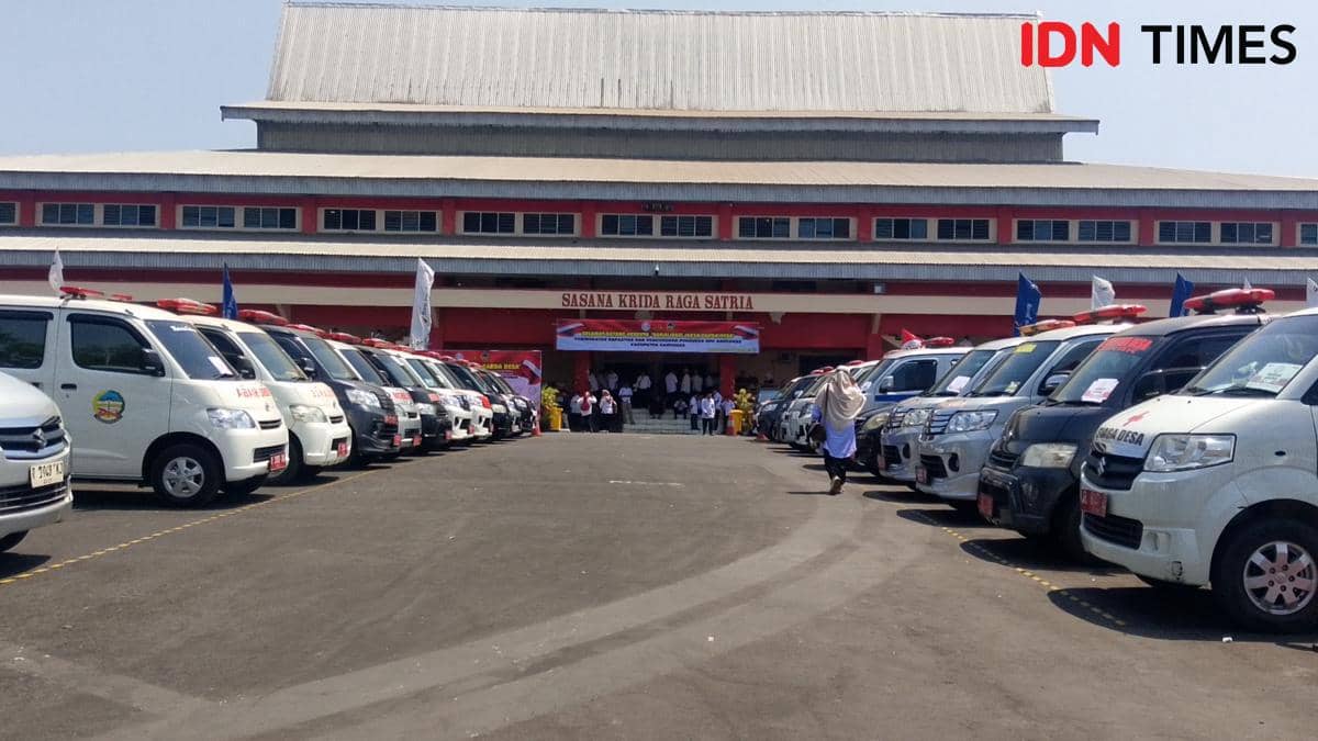 Ratusan ambulans terparkir berbaris di Kabupaten Banyumas saat sosialisasi program jaksa jaga desa di Purwokerto.