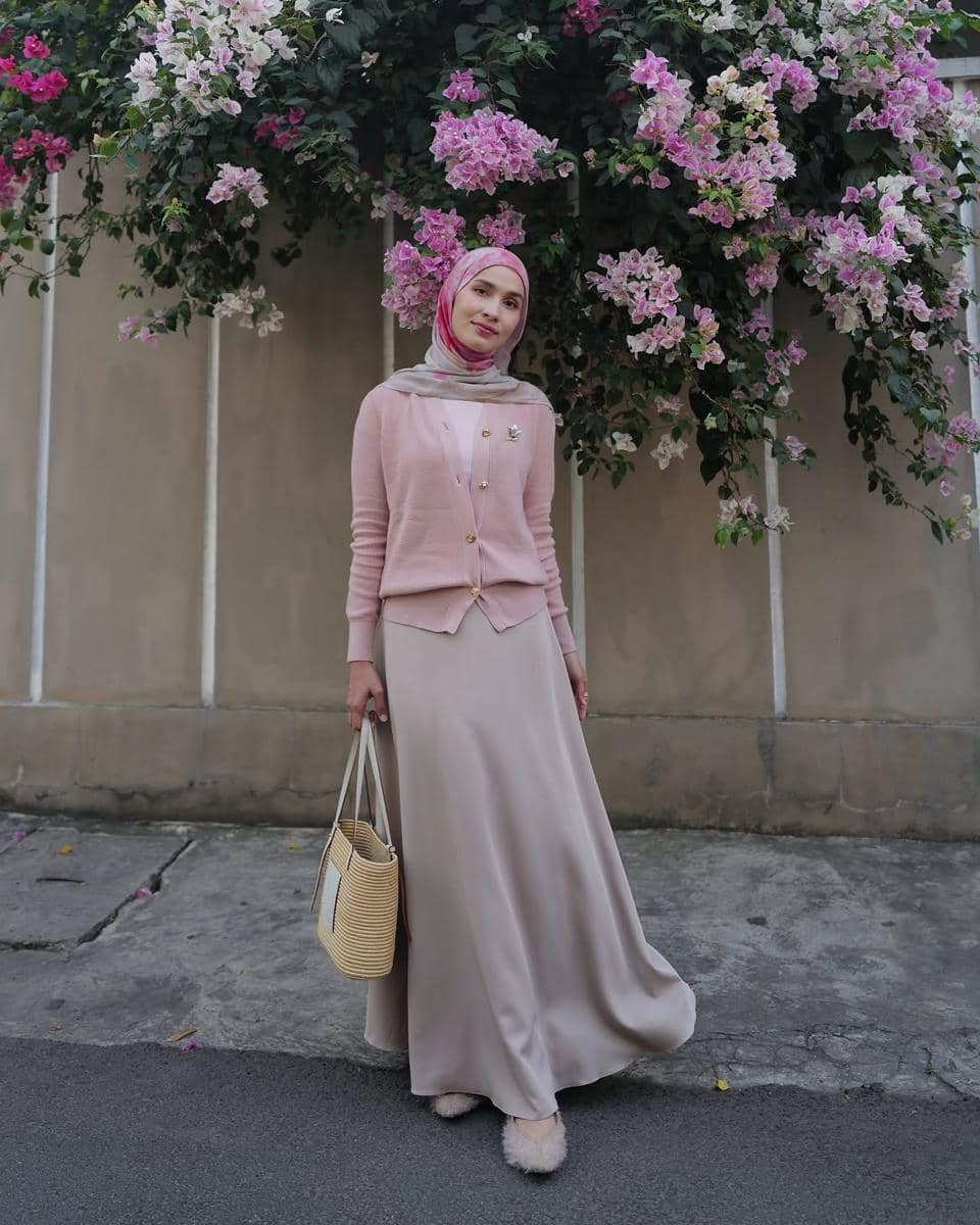 inspirasi OOTD hijab nuansa pink ala Dwi Handa