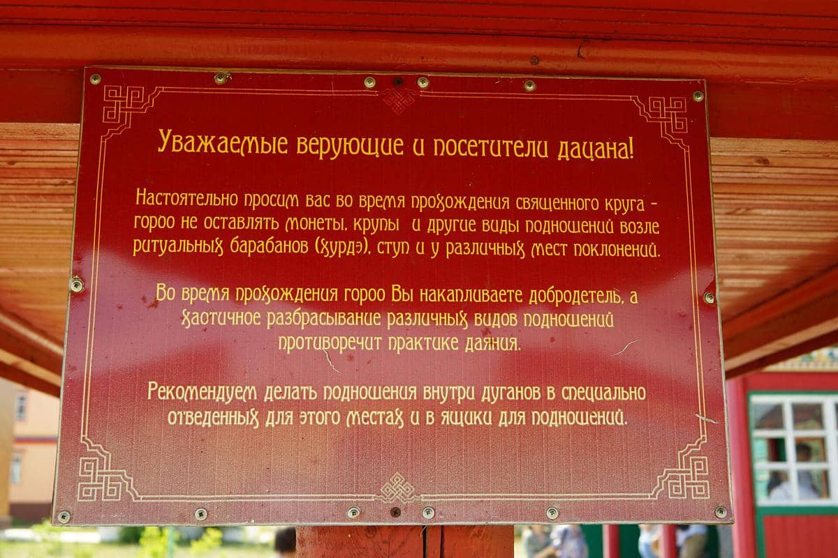potret plakat tentang persembahan di dalam Ivolginsky Datsan
