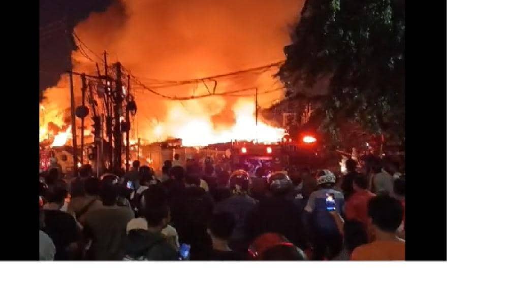 Permukiman di Kebayoran Lama Kebakaran, 17 Unit Mobil Pemadam Diterjunkan