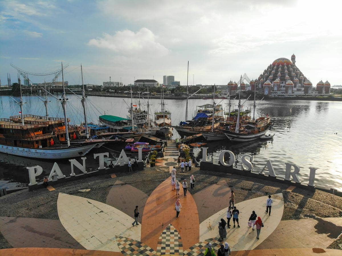 ilustrasi pemandangan Pantai Losari di Kota Makassar