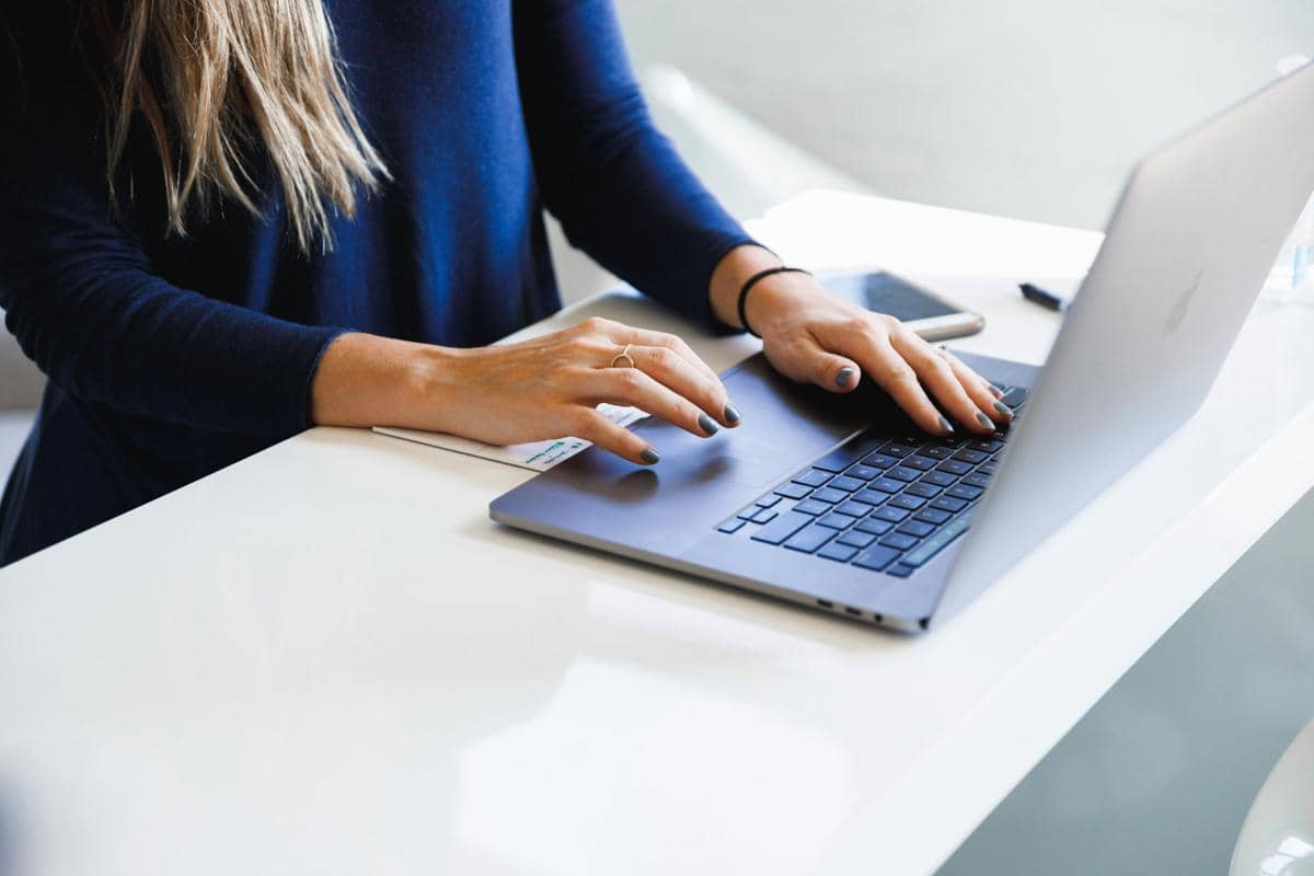 ilustrasi buat akun online dengan laptop