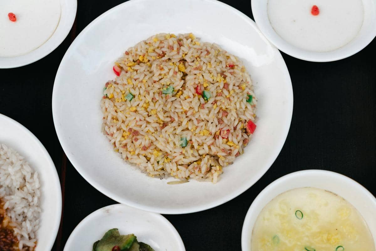Ilustrasi takana meshi, hidangan nasi khas Jepang yang menggunakan takana atau sawi mustard sebagai pelengkap.