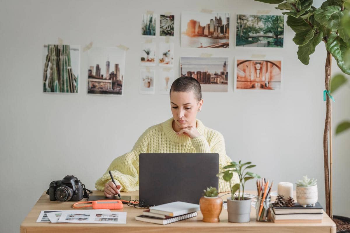 ilustrasi online dengan laptop