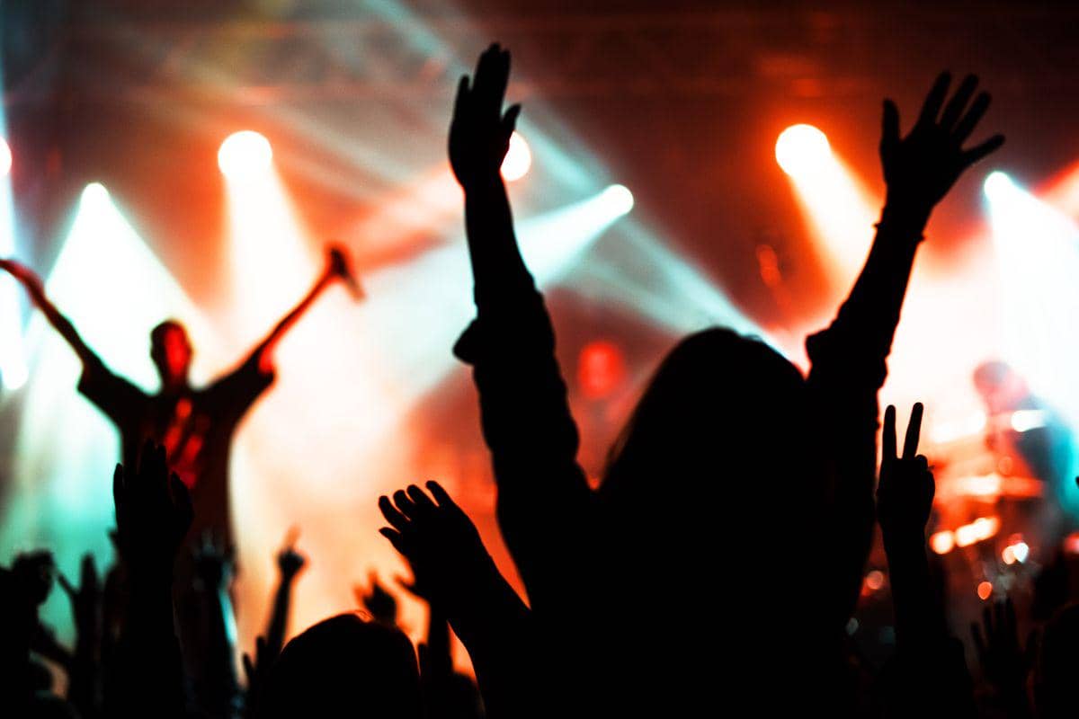 5 Fakta Juru Bahasa Isyarat Konser, Karier Kece dan Cuan Lumayan!