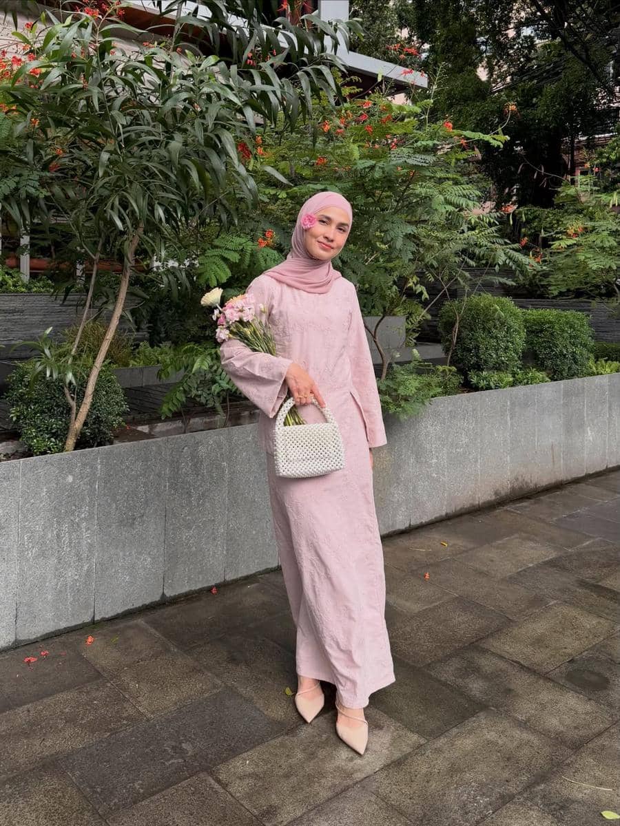 inspirasi OOTD hijab nuansa pink ala Dwi Handa