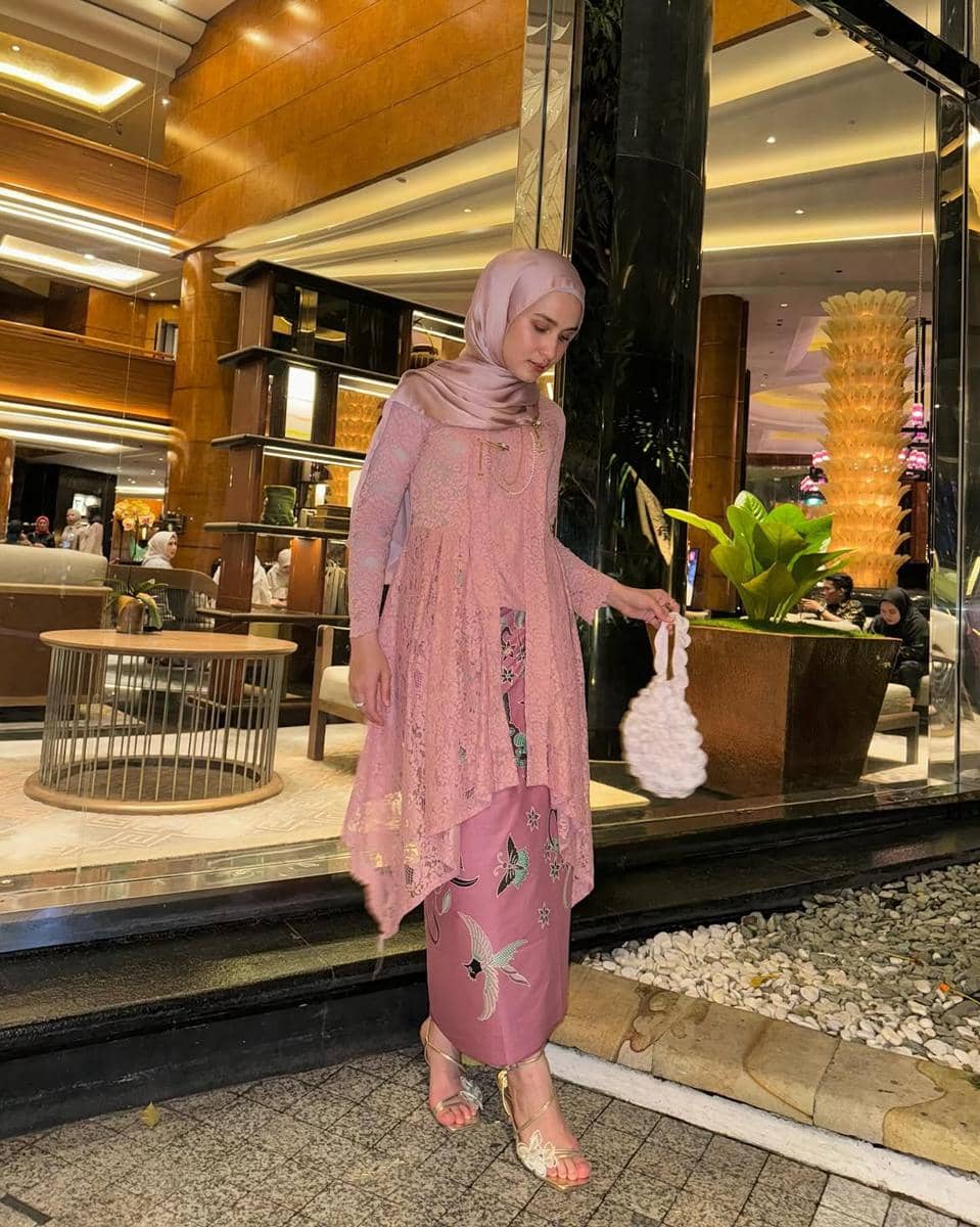 inspirasi OOTD hijab nuansa pink ala Dwi Handa