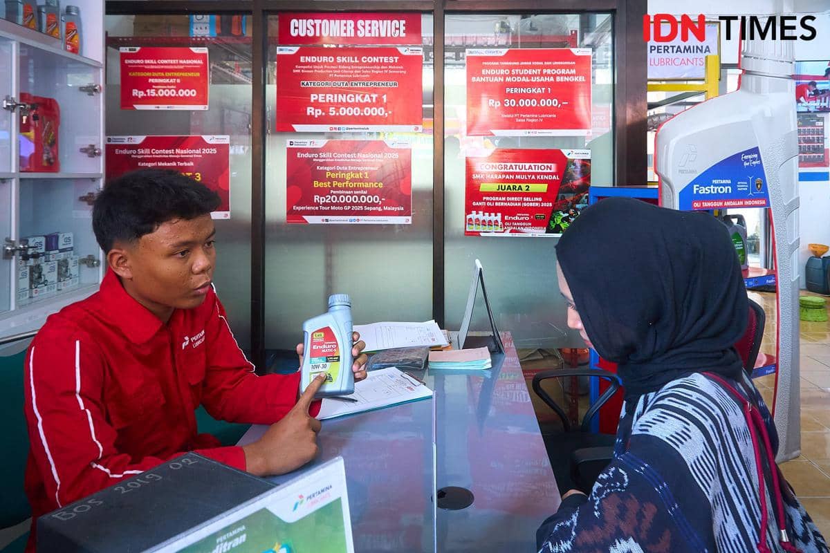 Seorang siswa melayani pelanggan di meja pelayanan Karya Speed, Rabu (16/9/2026). Selain pekerjaan teknis di area servis, kegiatan bengkel j