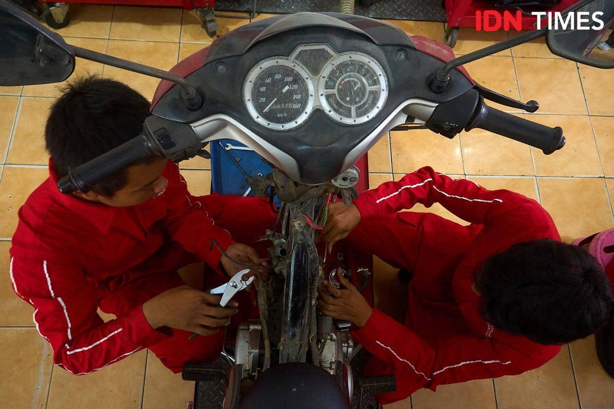 Sejumlah siswa mengerjakan perbaikan sebuah sepeda motor di Karya Speed, Rabu (16/9/2026). Kegiatan bengkel memberi ruang bagi siswa untuk m