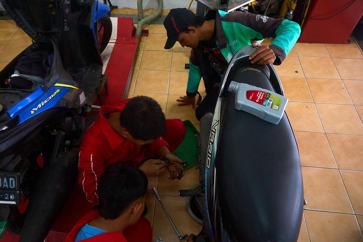 Para siswa menangani sepeda motor salah pelanggan di area servis Karya Speed, Rabu (16/9/2026). Kepala SMK Harapan Mulya Rikha Imaniarti men