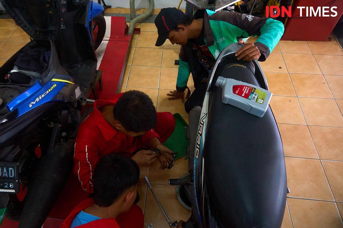 Para siswa menangani sepeda motor salah pelanggan di area servis Karya Speed, Rabu (16/9/2026). Kepala SMK Harapan Mulya Rikha Imaniarti men