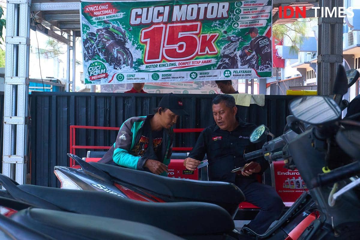 Seorang supervisor teknisi berbicara dengan pelanggan di area Karya Speed mengenai masa servis, Rabu (16/9/2026). Interaksi dengan konsumen 