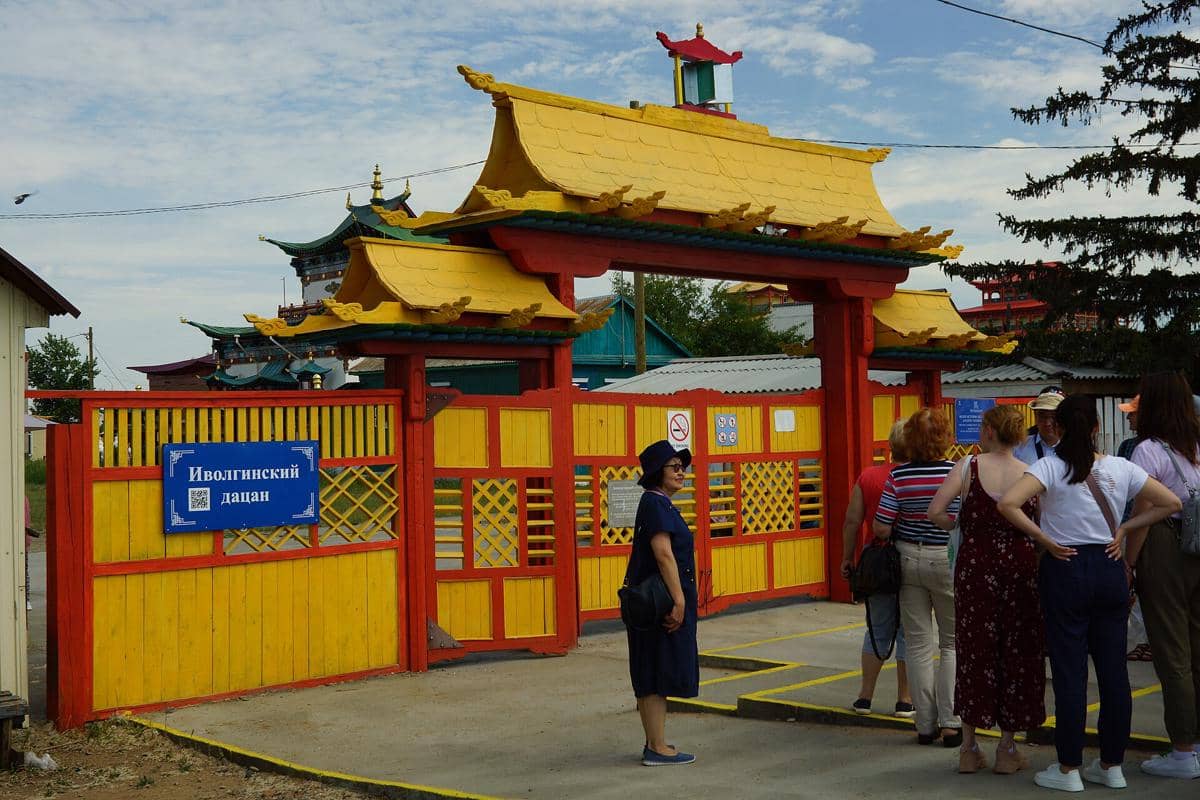 Pemandangan gerbang masuk Ivolginsky Datsan