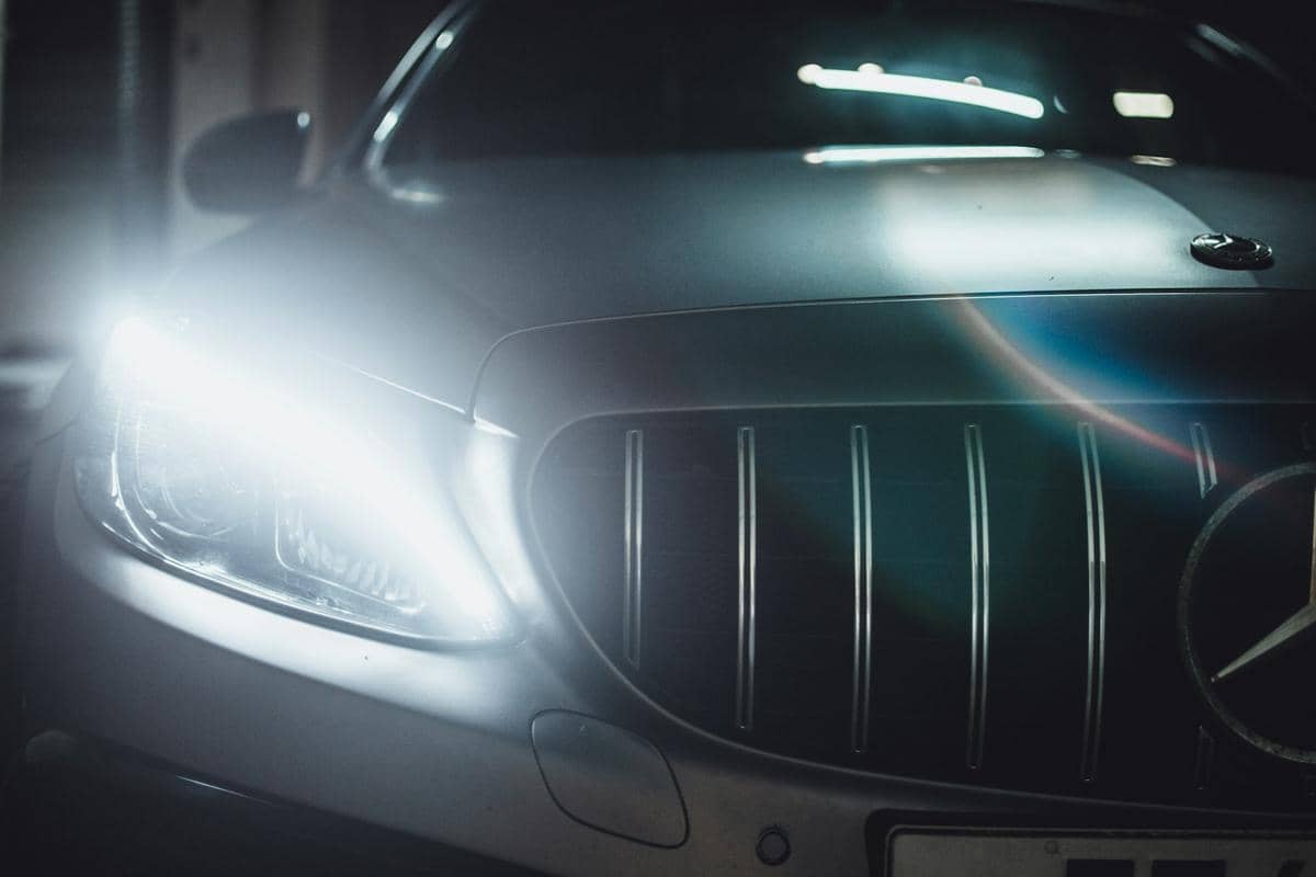 ilustrasi lampu depan mobil