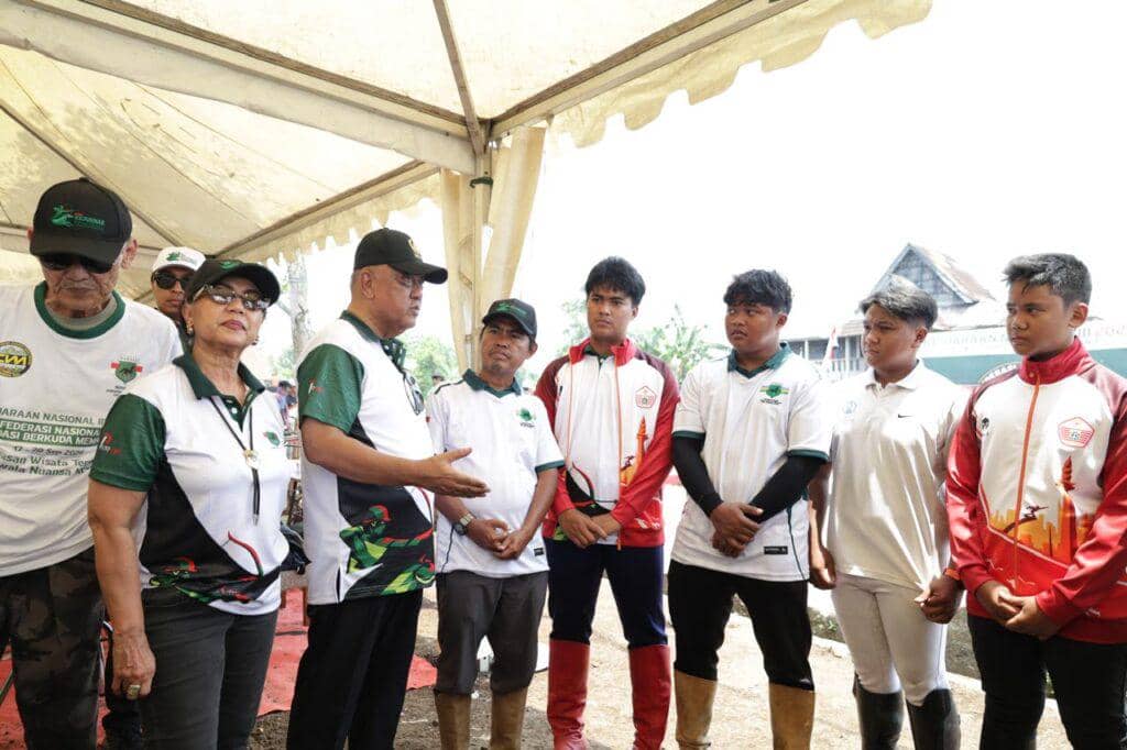 Sejumlah atlet berkuda memanah Indonesia bersama pengurus FN Pordasi dalam pelepasan menuju Rusia dan Australia.