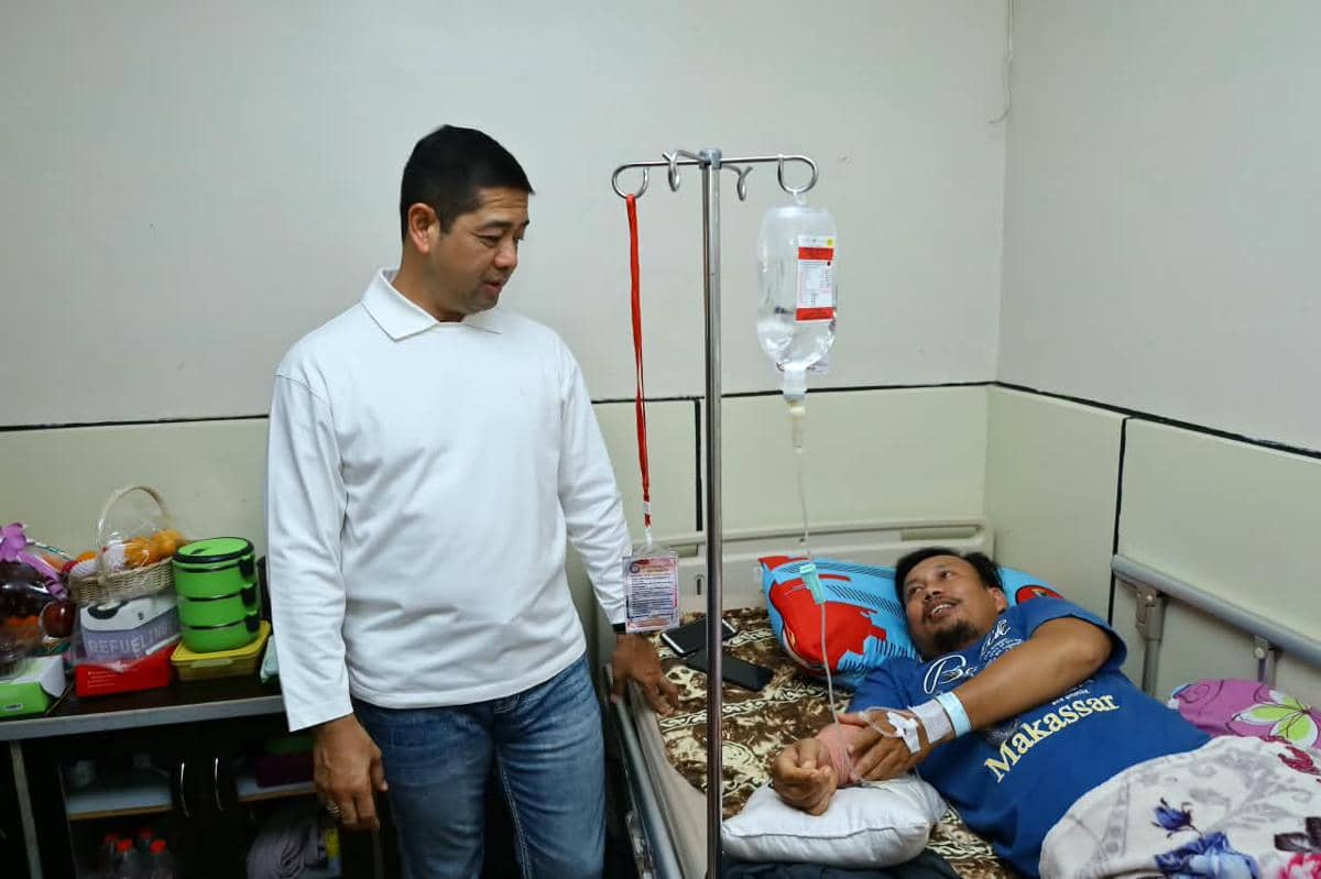 Kapolrestabes Makassar, Kombes Pol Arya Perdana (kanan) saat menjenguk Aipda Heru di RS Bhayangkara Makassar. Dok. Istimewa