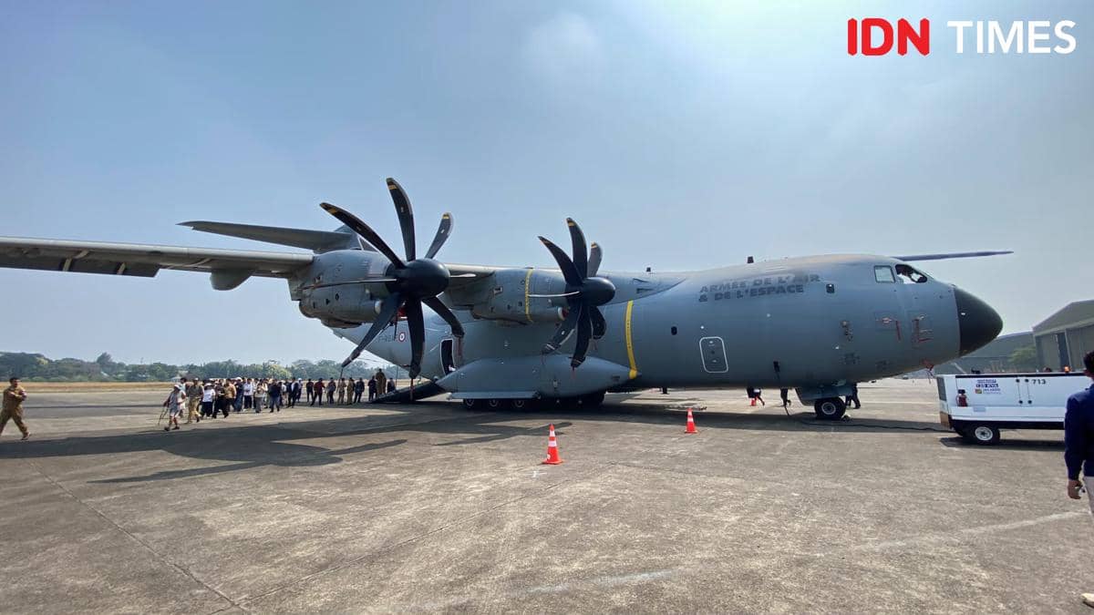 Pesawat Airbus A400M milik Angkatan Udara Prancis sedang parkir di Skuadron Halim dalam Misi Pegase 2026.