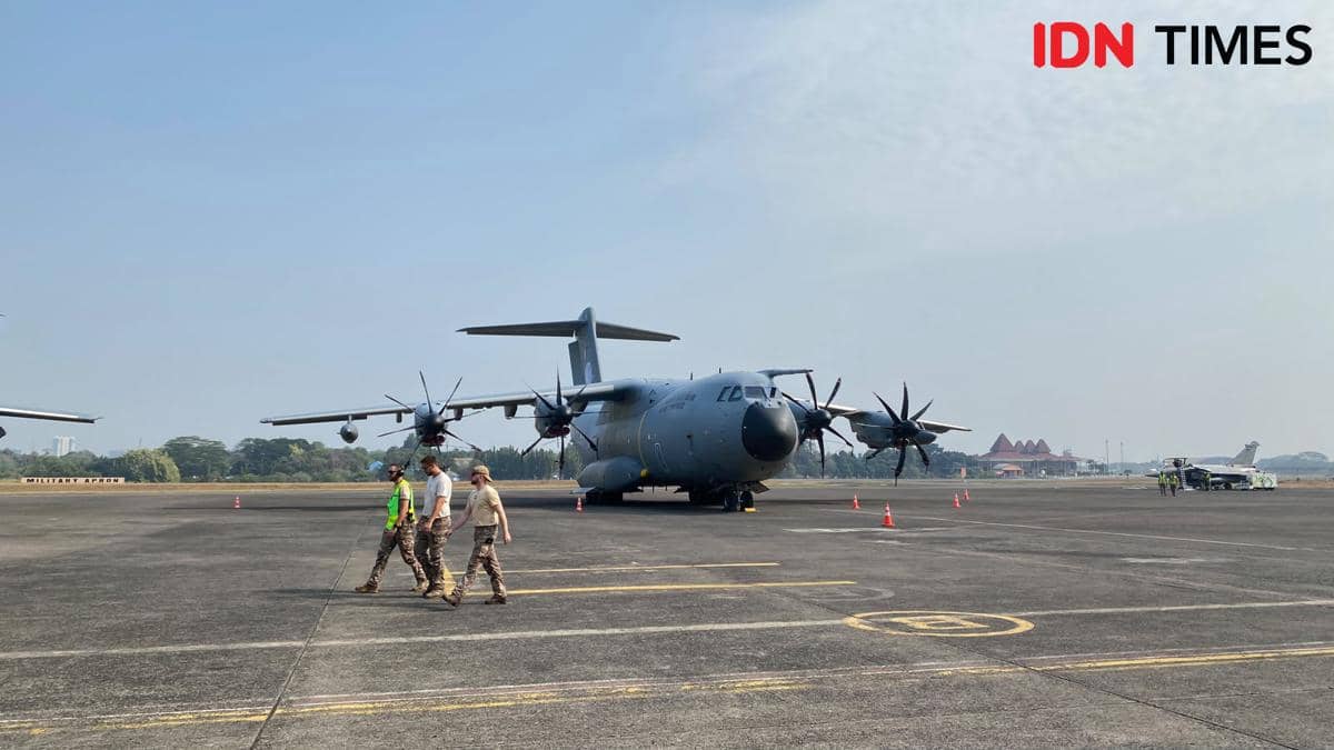 Pesawat Airbus A400M milik Angkatan Udara Prancis sedang parkir di Skuadron Halim dalam Misi Pegase 2026.