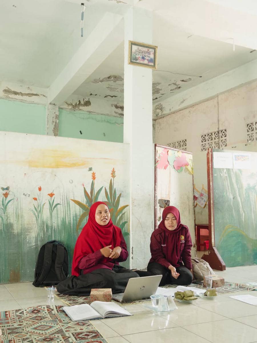 Tim pengabdian memberikan pendampingan kepada guru di Kecamatan Pringgasela. (Dok.Istimewa)