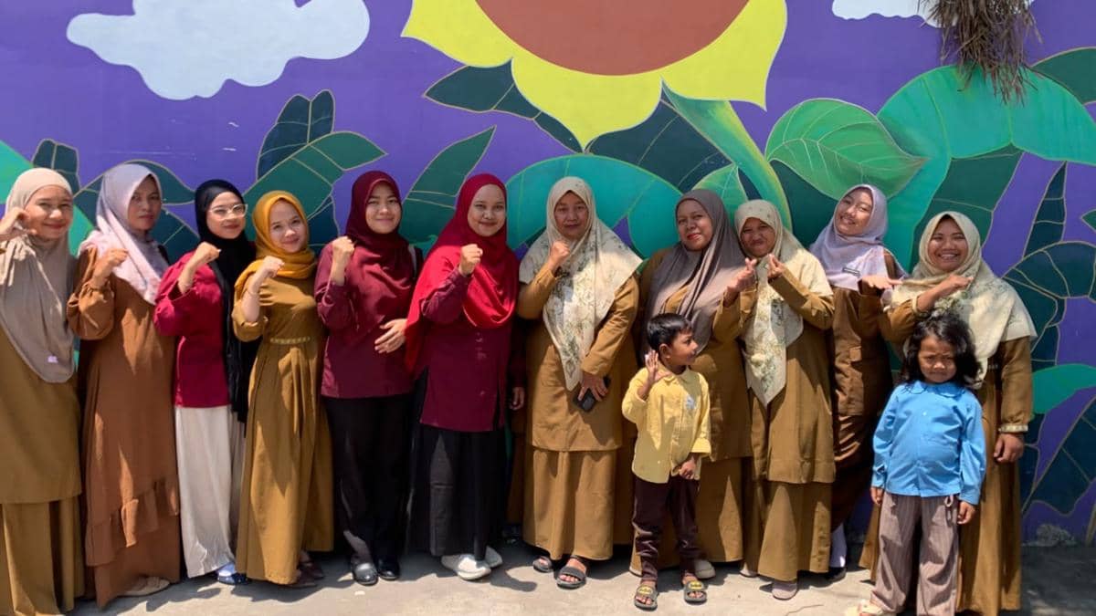 Tim pengabdian memberikan pendampingan kepada guru di Kecamatan Pringgasela. (Dok.Istimewa)