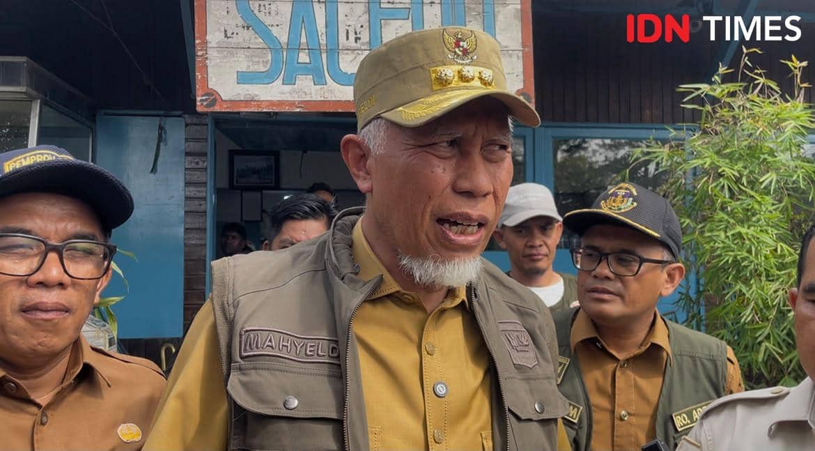 Gubernur Sumatra Barat Mahyeldi Ansarullah memantau dampak banjir di Kabupaten Solok pada Selasa, 22 September 2026.