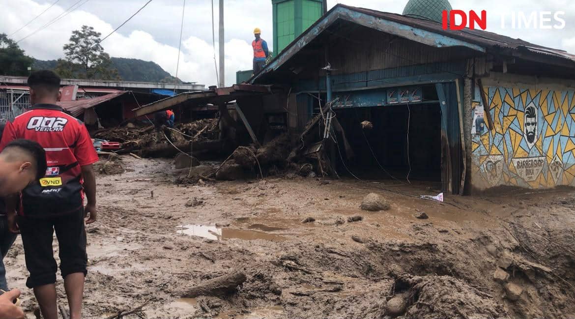 Rumah warga di Kayu Aro, Kabupaten Solok, roboh akibat banjir bandang dengan puing dan material memenuhi area bangunan.