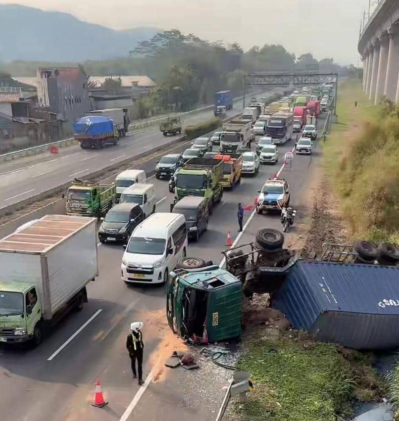 Sebuah Truk Terguling di Tol Padaleunyi Km 131, Diduga Sopir Ngantuk