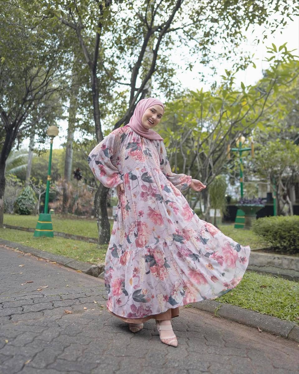 inspirasi OOTD hijab nuansa pink ala Dwi Handa