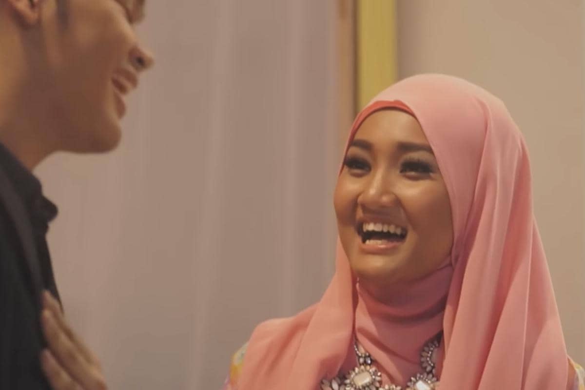 Potret Fatin Shidqia untuk lirik lagu “Kaulah Kaumuku” dari kanal YouTube Sony Music Entertainment Indonesia.
