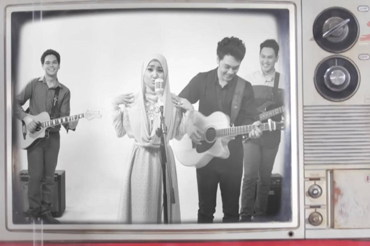 Tangkapan layar video lirik lagu “Kaulah Kaumuku” oleh Fatin Shidqia di kanal YouTube Sony Music Entertainment Indonesia.