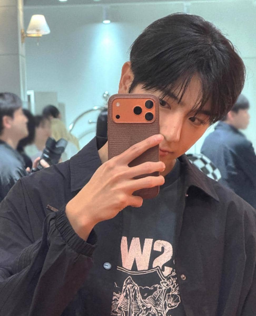 Hyunjae THE BOYZ terlihat mengambil mirror selfie