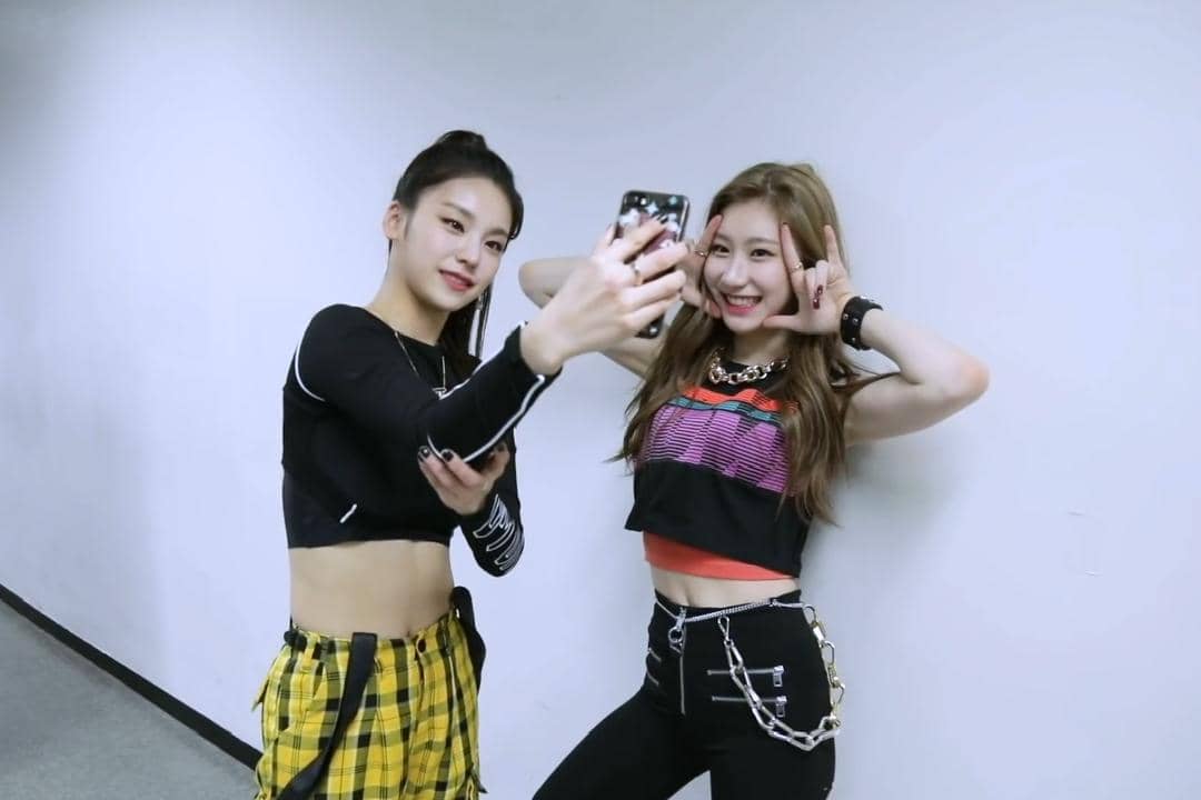 Chaeryeong ITZY yang sempat merasa sedih karena hasil jepretan selfie-nya yang kurang memuaskan, akhirnya dibantu Yeji untuk mengambil self-photo