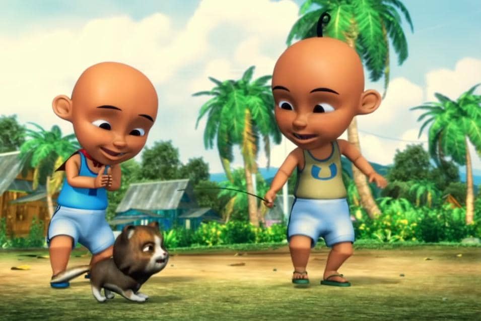 Upin dan Ipin mengajak kucing peliharaan mereka untuk bermain di luar rumah