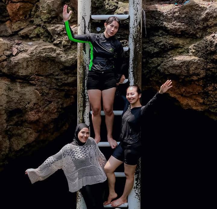 Sintya Marisca liburan di Pusat Laut Donggala