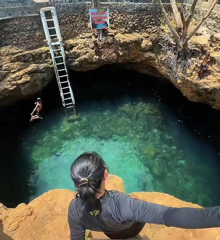 Sintya Marisca liburan di Pusat Laut Donggala
